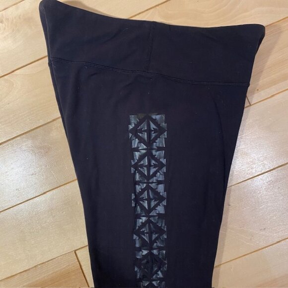 Lululemon leggings size 10, full length black with graphic pattern - Picture 4 of 6